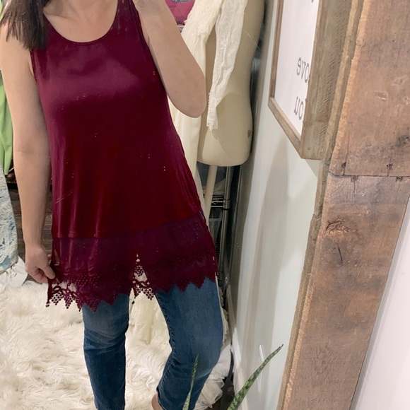 Emma G cranberry color sleeveless top with lace hem size large - Picture 2 of 5